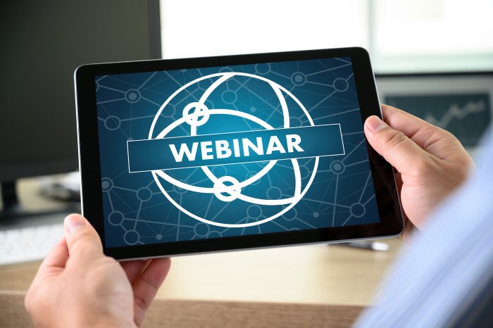 webinar-man-hand-table-business